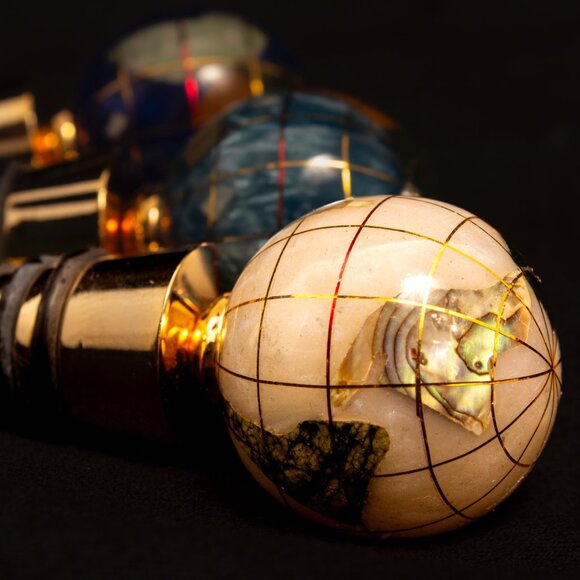 Alexander Kalifano Set of Gemstone Globe Wine Bottle Stoppers With Gold-Tone - Picture 3 of 10